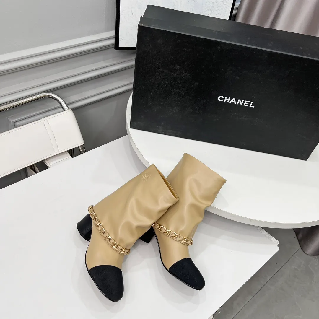👟👟Ex-factory price 980👟👟 High version of Chanel CHANEL, 🌞🌞🌞Xiaoxiang’s latest boots for autumn and winter 2025, a must-have item for this autumn and winter! ! Ms. Chanel loves simple yet irresistible combinations to show her unique style. Mix and match freely to shine⚡Follow Grandma’s fashion steps! ! ! The top-notch craftsmanship and texture are perfectly presented. No matter any details, you can compare them with the counters. The best quality products can be entered and exited from the counters at will! ! ❶Material: imported cowhide ❷Inner lining: cowhide lining ❸Feet: cowhide lining ❹Outsole: original Italian leather outsole ❺Heel height: 5.5cm ❻Boot shaft height: 8 inches ❼Number: 35-40 (40 and 41 are customized and cannot be returned)